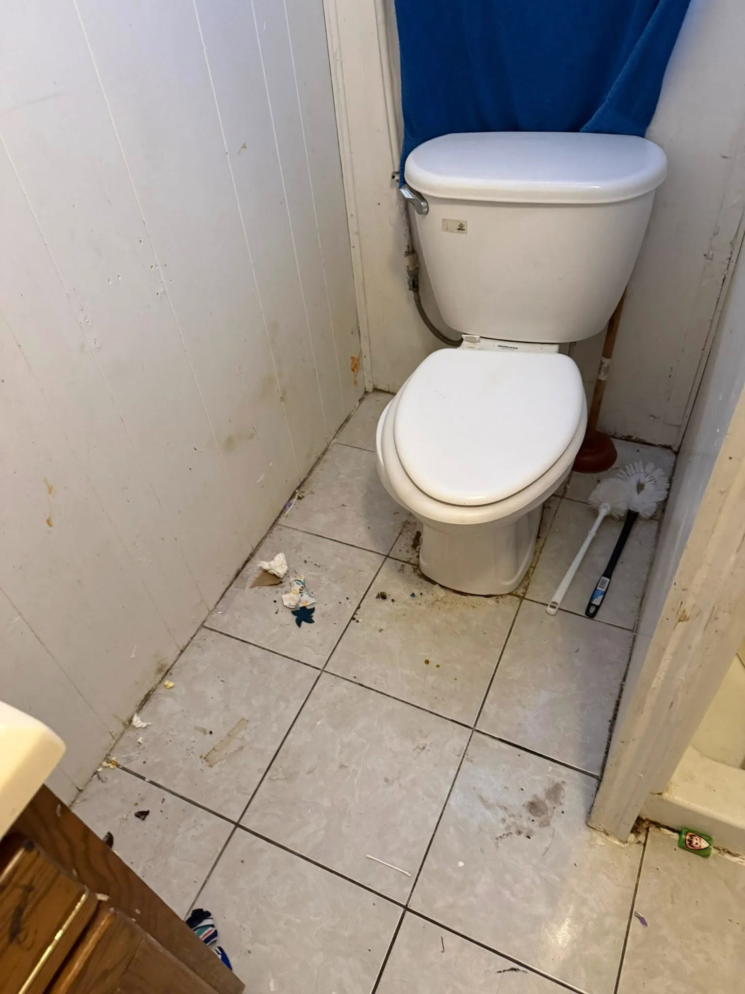 Bathroom before cleaning